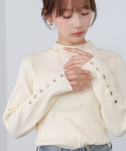【Bab】【選べるサイズ展開】袖ボタンハイネックリブニットトップス