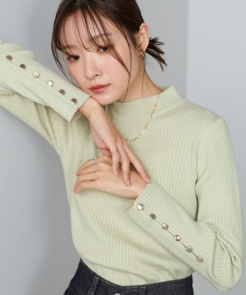 【Bab】【選べるサイズ展開】袖ボタンハイネックリブニットトップス
