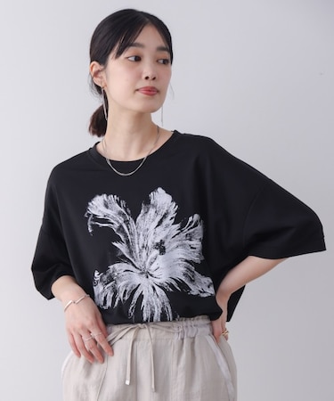 モノトーンフラワーTシャツ