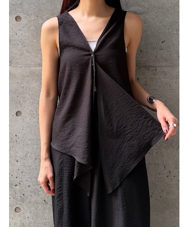 DRAPED RUFFLE SLEEVELESS TOP(ドレープラッフルスリーブレストップス)
