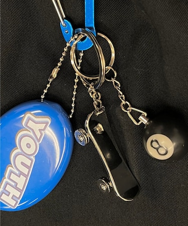 メタルスケボーキーホルダー