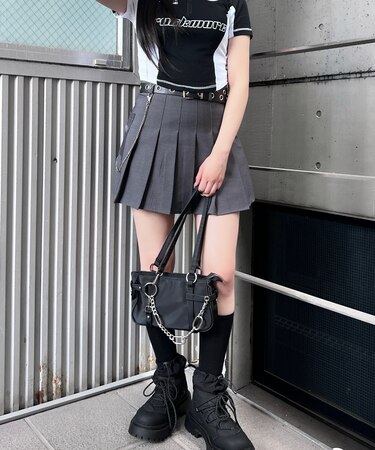 ベルト付きチェーンプリーツミニスカート