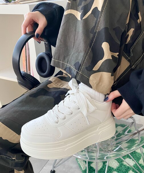 ボリュームレースアップ厚底スニーカー