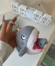 ふりふりシャークぬいぐるみキーホルダー