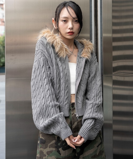 フェイクファー付きケーブルニットパーカー