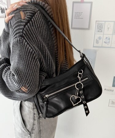 チャーム付きハトメベルトバッグ