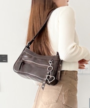 チャーム付きハトメベルトバッグ