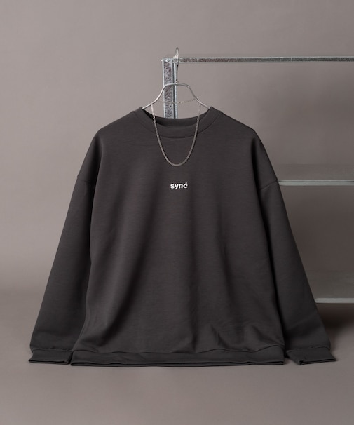 アクセ付きフォトグラフィックプルオーバー