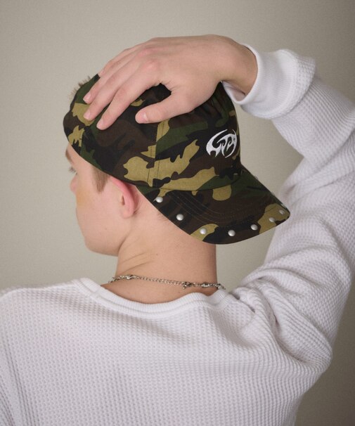 スタッズロゴキャップ