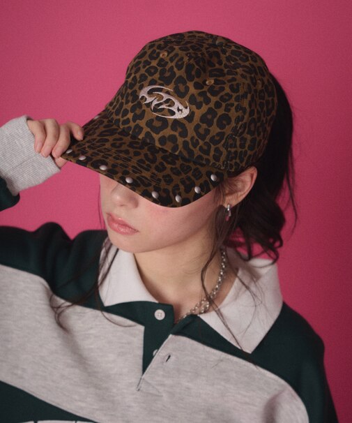 スタッズロゴキャップ