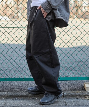 キーチャーム付きチノカーブパンツ