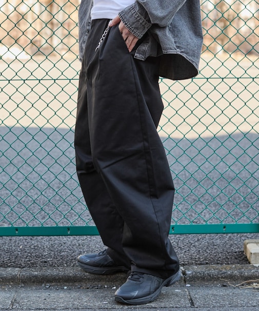 キーチャーム付きチノカーブパンツ