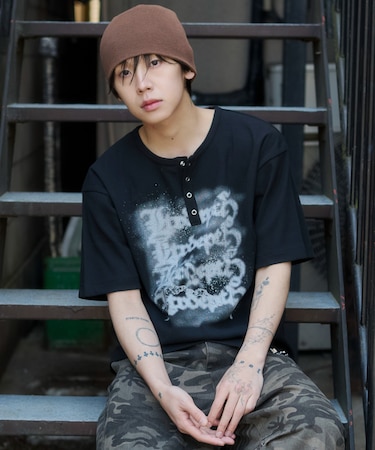 グラフィックヘンリーネックT（SS）