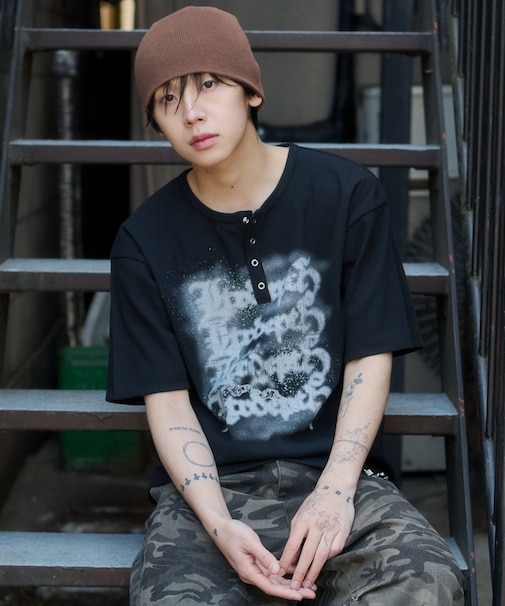 グラフィックヘンリーネックT（SS）