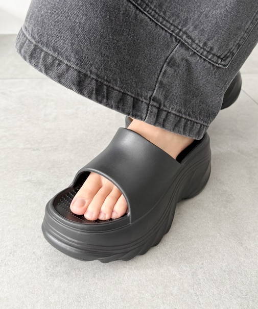 厚底デザインラバーサンダル