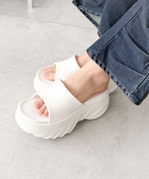 厚底デザインラバーサンダル