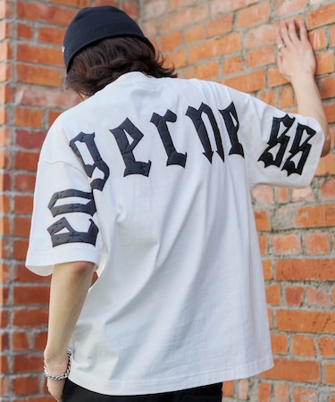 アクセ付きストレートライングラフィックT（SS）