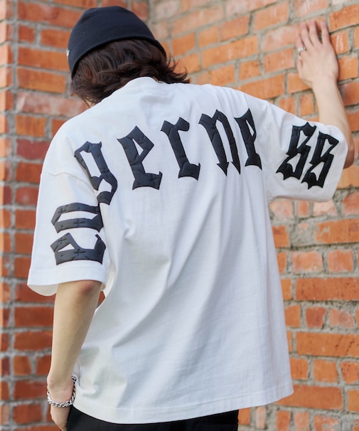 アクセ付きストレートライングラフィックT（SS）