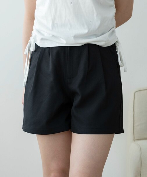 タックショートパンツ