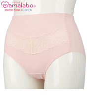ショーツ産後　お腹をやさしく押さえる　ピンク