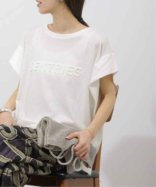 エンボスロゴフレンチスリーブTシャツ