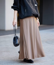 《ブラックのみWEB限定/追加2》グロッシーサテンフレアスカート