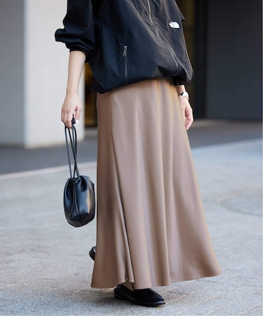 《ブラックのみWEB限定/追加2》グロッシーサテンフレアスカート