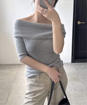 オフショルダーリブニット