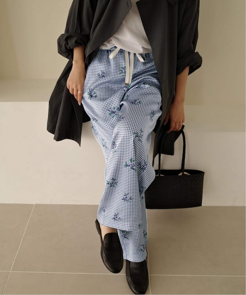 Margaux Dereume × SLOBE サテンイージーパンツ Margaux Dereume × SLOBE サテンイージーパンツ｜フォーワンセブン