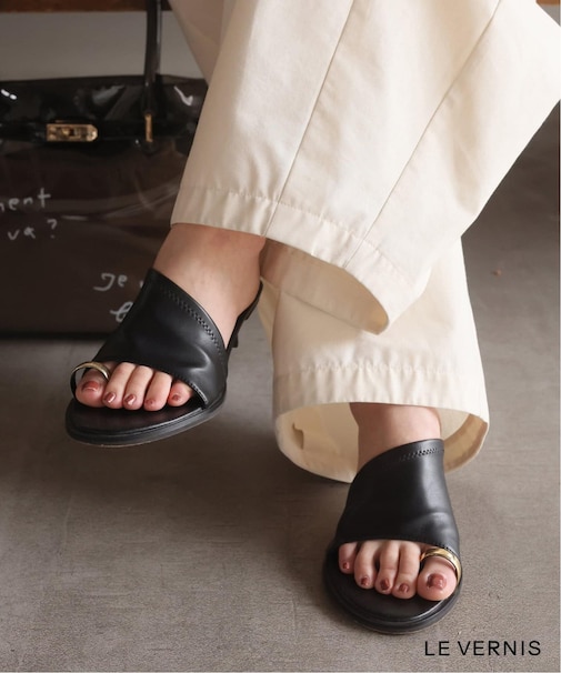 LE VERNIS/ル・ベルニ Toe ring sandals