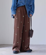 フラワーエンブロイダリーサテンイージーパンツ