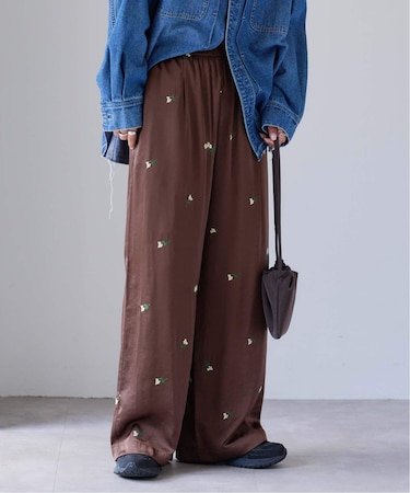 フラワーエンブロイダリーサテンイージーパンツ