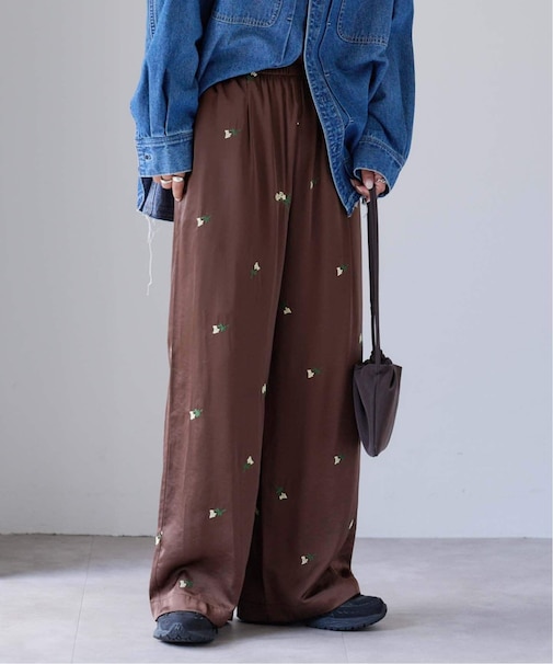 フラワーエンブロイダリーサテンイージーパンツ