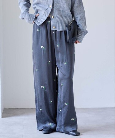 フラワーエンブロイダリーサテンイージーパンツ