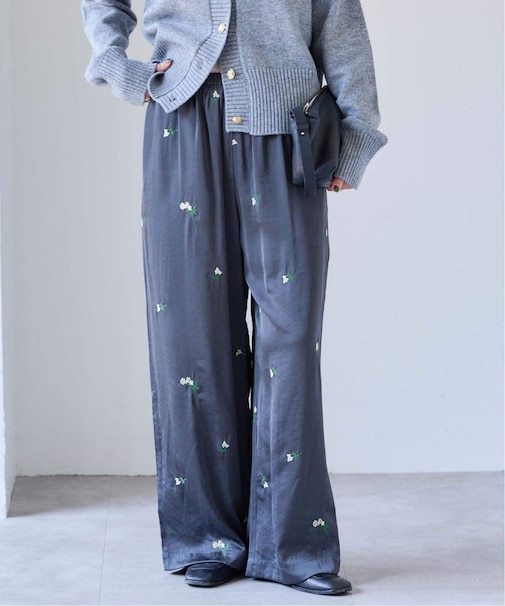 フラワーエンブロイダリーサテンイージーパンツ