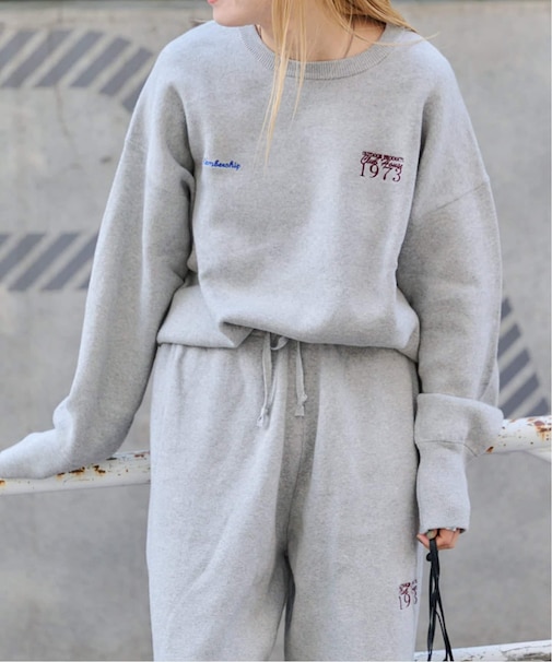 追加2 ロゴ刺繍スウェットライククルーネックニットプルオーバー