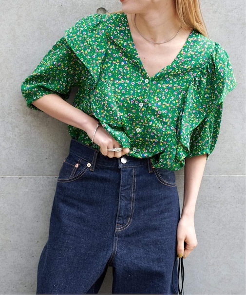 フラワープリント五分袖フリルブラウス