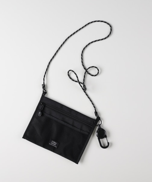 ライトオンベーシック カラビナ付ポリエステルサコッシュ