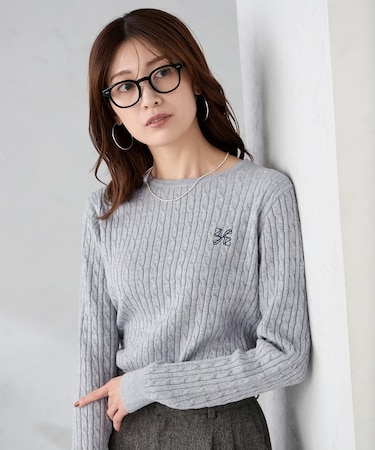 ワンポイント刺繍ケーブルニット