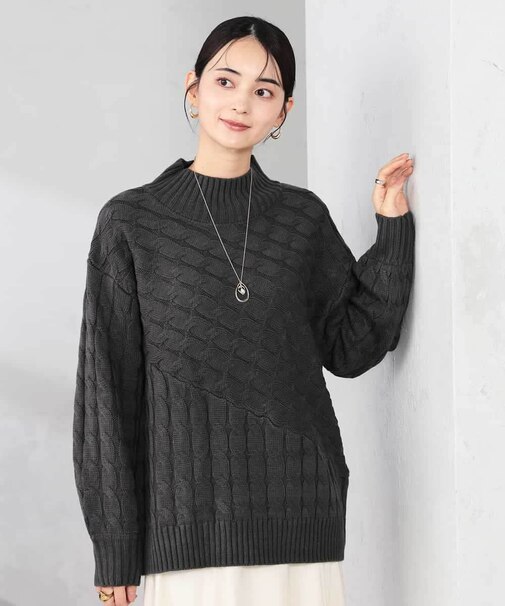 ケーブル編みバイアスデザインニット