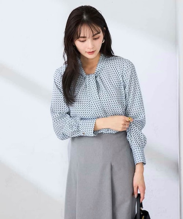 幾何柄ボウタイ風ブラウス