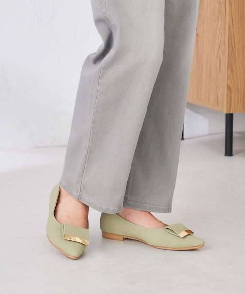 バックル付きローカットパンプス