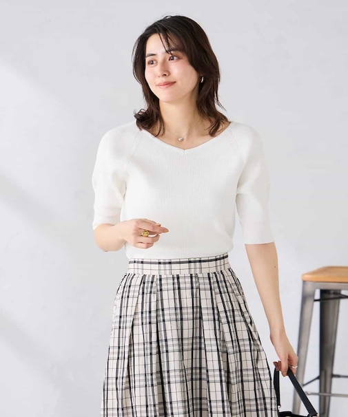 Vネックデコルテニット