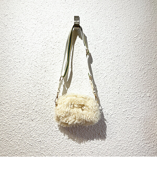 ACCOMMODE アコモデ ジャガードテープファーショルダーバッグ (アイボリー)