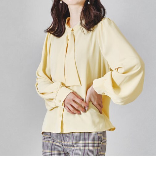 ボタンボウタイブラウス
