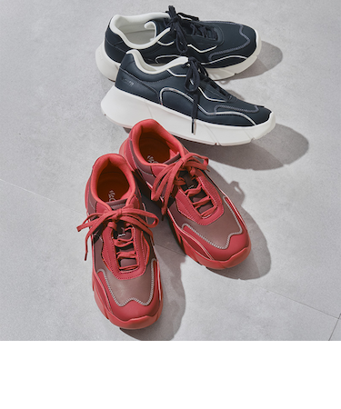 メタリックパーツ配色スニーカー