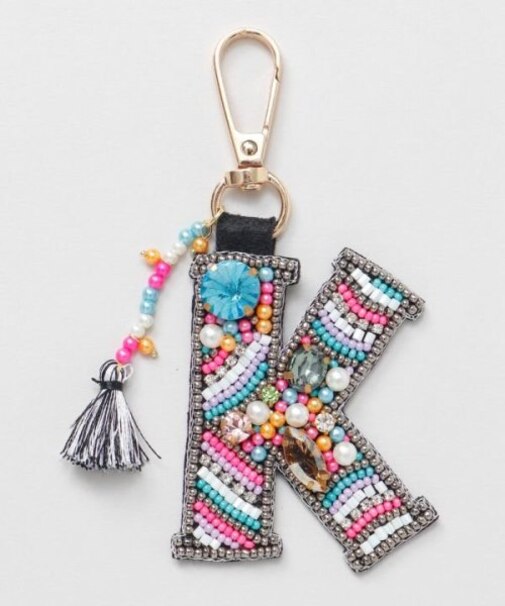 【チャイハネ】ビジューイニシャルチャーム