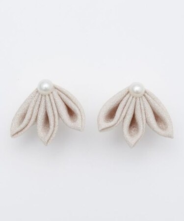 【カヤ】花平つまみピアス