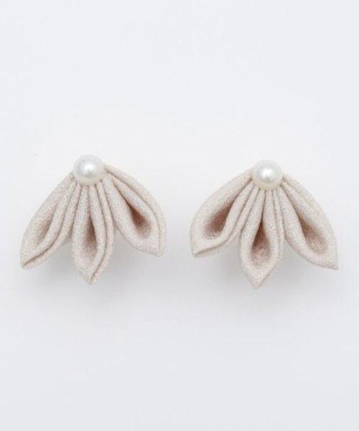 【カヤ】花平つまみピアス
