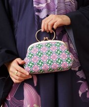 【倭物やカヤ】花タイルがま口手持ちバッグ